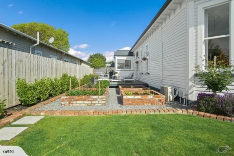 Photo of property in 98 Somerfield Street, Somerfield, Christchurch, 8024