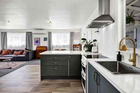 Photo of property in 12 Burns Street, Hawera, 4610