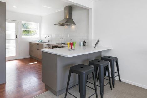 Photo of property in 2/613 Beach Road, Rothesay Bay, Auckland, 0630