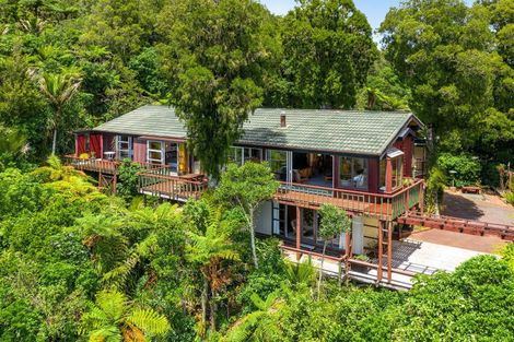 Photo of property in 13 Quinns Road, Waiatarua, Auckland, 0612