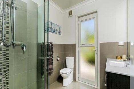 Photo of property in 2 Oscar Road, Greenhithe, Auckland, 0632