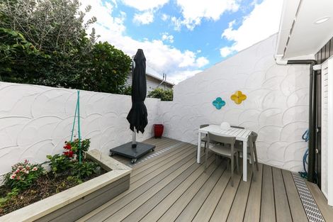 Photo of property in 2/19 Seaview Avenue, Northcote, Auckland, 0627