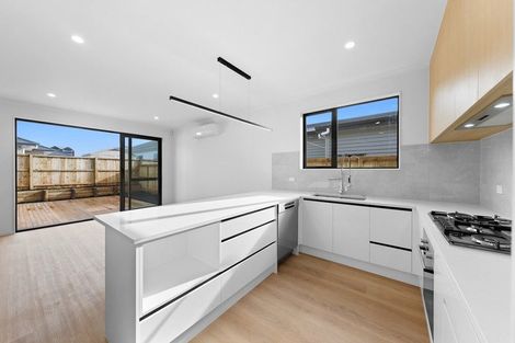 Photo of property in 17 Cara Avenue, Kumeu, 0810