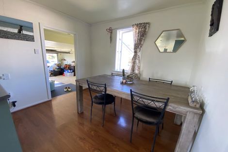 Photo of property in 38 Buscomb Avenue, Henderson, Auckland, 0610