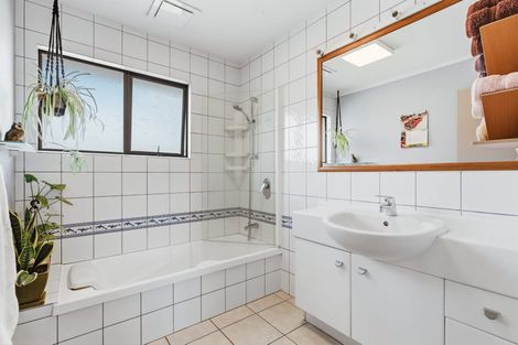 Photo of property in 2 Kempton Place, Richmond Heights, Taupo, 3330