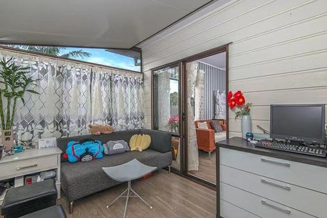 Photo of property in 8 De Quincey Terrace, Highland Park, Auckland, 2010