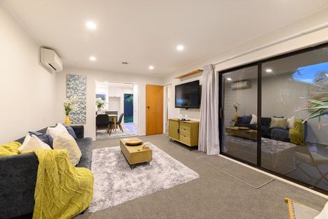 Photo of property in 17 Foyle Place, Glendene, Auckland, 0602