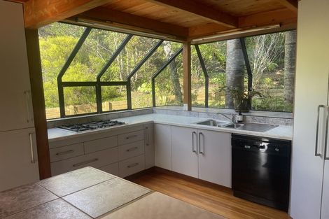 Photo of property in 18 Rayner Road, Piha, New Lynn, 0772