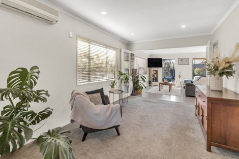 Photo of property in 4 Bridgefield Crescent, Flat Bush, Auckland, 2016