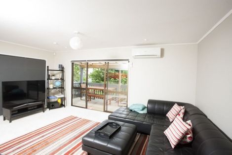 Photo of property in 33 Hobsonville Road, West Harbour, Auckland, 0618