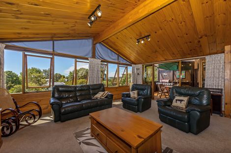 Photo of property in 1394 Whangaparaoa Road, Army Bay, Whangaparaoa, 0930