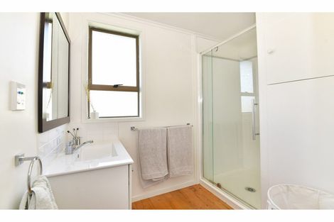 Photo of property in 30 Holiday Road, Stanmore Bay, Whangaparaoa, 0932