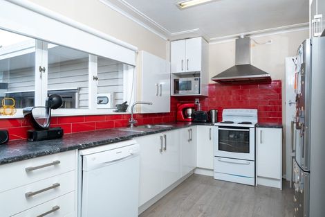 Photo of property in 22 Awaroa Road, Sunnyvale, Auckland, 0612