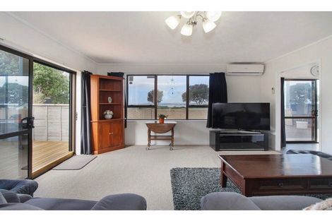 Photo of property in 1/470 Te Atatu Road, Te Atatu Peninsula, Auckland, 0610