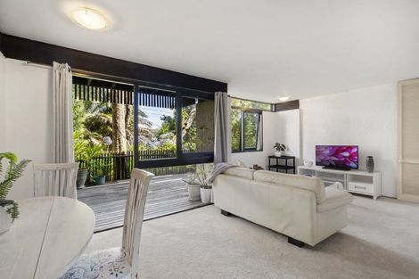 Photo of property in 2/30 Browns Bay Road, Rothesay Bay, Auckland, 0630
