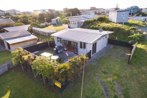 Photo of property in 13 Mack Street, Foxton Beach, Foxton, 4815