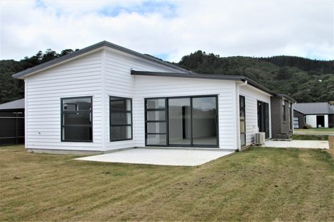 Photo of property in 8 Whitten Way, Wallaceville, Upper Hutt, 5018