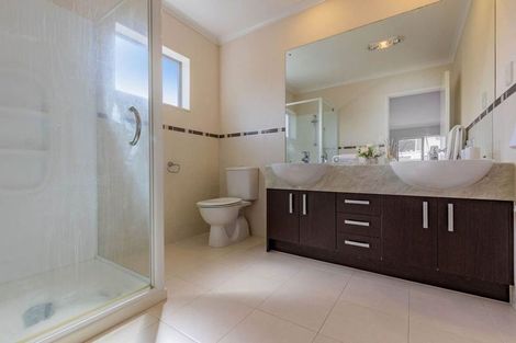 Photo of property in 42 Seresin Crescent, Flat Bush, Auckland, 2016