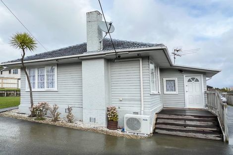Photo of property in 17 Alma Street, Te Atatu South, Auckland, 0610