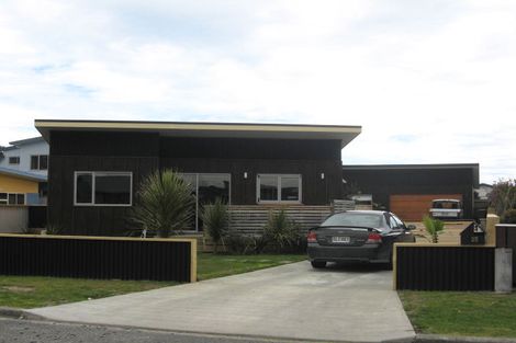 Photo of property in 25 Park Avenue, Waitarere Beach, Levin, 5510