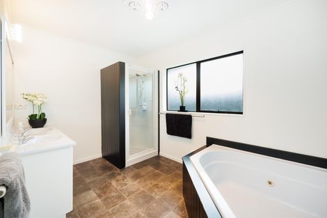 Photo of property in 77 Pacific Drive, Fitzherbert, Palmerston North, 4410