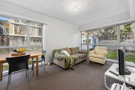 Photo of property in Victoria Court, 4/4 Queen Street, Mount Victoria, Wellington, 6011