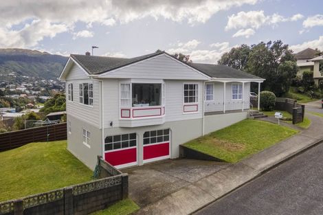 Photo of property in 2 Florio Terrace, Tawa, Wellington, 5028