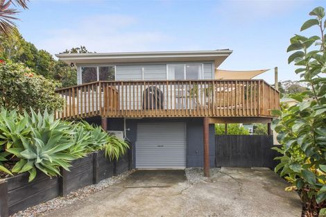 Photo of property in 1/12 Wanita Place, Totara Vale, Auckland, 0629