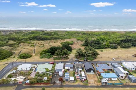 Photo of property in 5 Seafront Road, Castlecliff, Whanganui, 4501