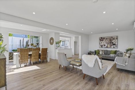 Photo of property in 16 Paisley Street, Mellons Bay, Auckland, 2014