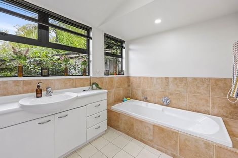 Photo of property in 16 Oakpark Place, West Harbour, Auckland, 0618