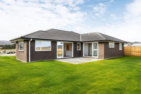 Photo of property in 53 Atlantic Drive, Fitzherbert, Palmerston North, 4410