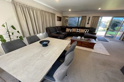 Photo of property in 23 James Nairn Grove, Riverstone Terraces, Upper Hutt, 5018