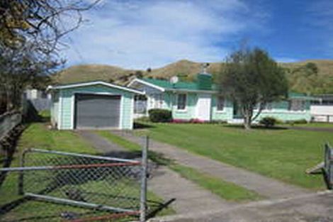 Photo of property in 28 Cliff Road, Te Karaka, 4022