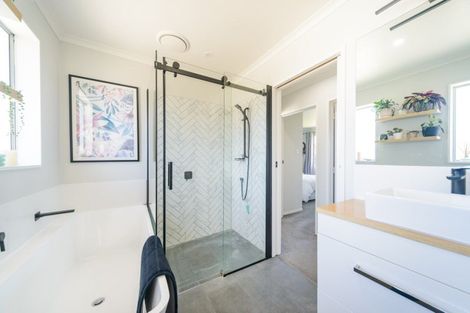 Photo of property in 40 Acacia Street, Kelvin Grove, Palmerston North, 4414