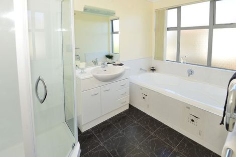 Photo of property in 10 Lupetti Rise, West Harbour, Auckland, 0618