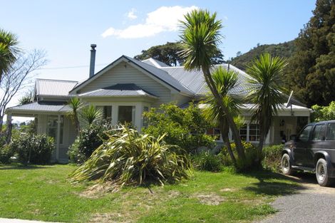 Photo of property in 64 Kent Street, Picton, 7220