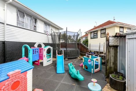 Photo of property in 18 Endeavour Street, Marfell, New Plymouth, 4310