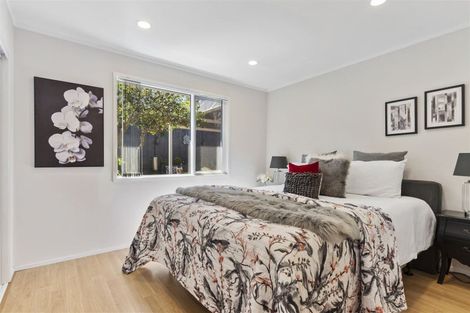 Photo of property in 2/7 Yarra Place, Botany Downs, Auckland, 2010