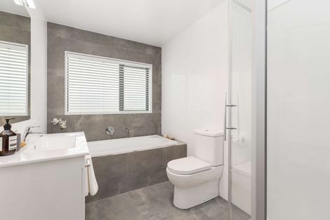 Photo of property in 24 Vinistra Road, Kumeu, 0810