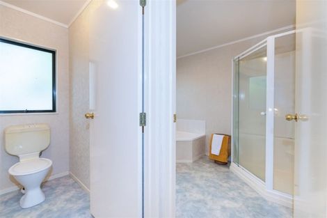 Photo of property in 72 Konini Road, Titirangi, Auckland, 0604