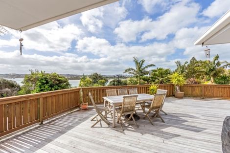 Photo of property in 32 Pohutukawa Avenue, Red Beach, 0932