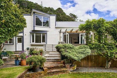 Photo of property in 31 Nikau Street, Eastbourne, Lower Hutt, 5013