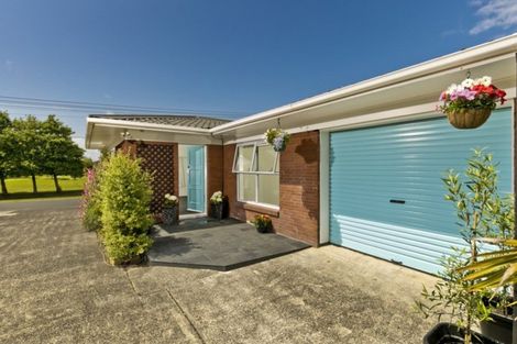 Photo of property in 1/24 Seabreeze Road, Narrow Neck, Auckland, 0624