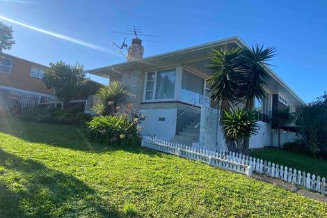 Photo of property in 25 Ellesmere Crescent, Pakuranga Heights, Auckland, 2010