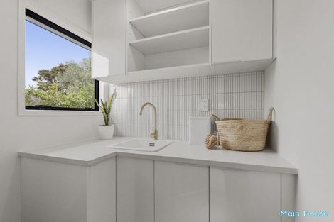 Photo of property in 8 Kupari Place, Totara Vale, Auckland, 0629