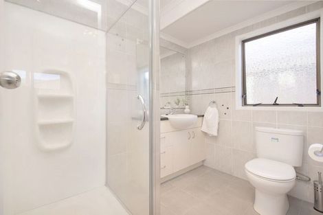 Photo of property in 8 Loloma Drive, Half Moon Bay, Auckland, 2012