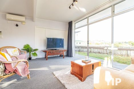 Photo of property in 1/24 Horokiwi Road West, Newlands, Wellington, 6037