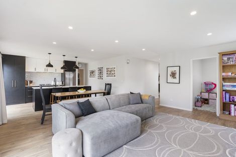 Photo of property in 5 Blatina Drive, Kumeu, 0810