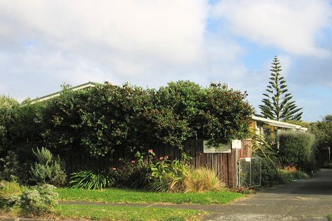 Photo of property in 24 Eruini Street, Waikanae Beach, Waikanae, 5036